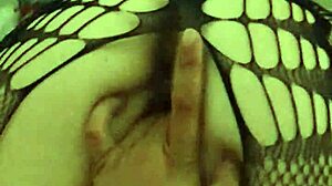 Amatør-nymfoman får sin fitte fingret og slået