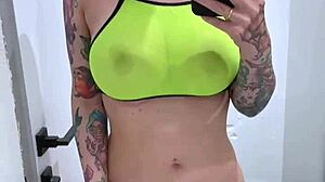 Hemmagjord video av en het amatör med enorma bröst