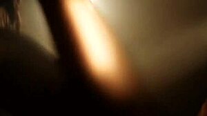 Брюнетка-индийская красотка дразнит и соблазняет своим голым телом