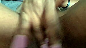POV-video intialaisesta tytöstä, joka hieroo pilluaan ja syvällä kurkkuunsa dildolla