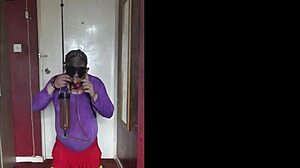 Amatör hemmagjord kissvideo med en sissy-krossdresser som älskar att be om mer
