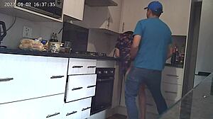 Câmera escondida captura o comportamento safado do casal na cozinha