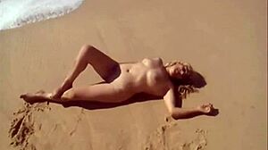 Nudista en la playa se desnuda y se desnuda