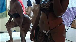 Piilotettu kameravideo, jossa kiimainen musta tyttö paljastaa seksikkäät alusvaatteensa