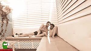 Senzuálna zrzka si užíva sex s partnerom vonku na balkóne