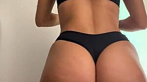 La sensual esposa latina muestra sus curvas en jeans en el centro comercial