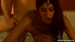 Un sensuale massaggio asiatico si trasforma in una sessone anale fumante