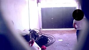 Amateur zelfgemaakte video van mij die meerdere jongens neukt in mijn garage