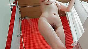Priveliște voyeuristică a unei femei mature cu vaginul păros și corpul umed în baie