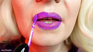 La padrona vestita di lattice provoca con le labbra e la lingua in un video ASMR