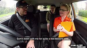 Seorang milf amatur dengan payudara besar memberikan handjob kepada pelajarnya sambil memandu