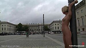 Групов секс с голи блондинки на публично място