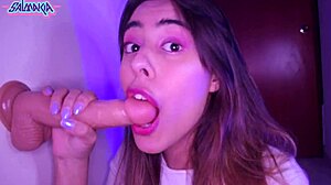 Eine amateur-latinische Teenagerin masturbiert und genießt einen Deepthroat mit einem großen Spielzeug