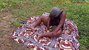 Vakker fet kvinnelig hushjelp spruter mens hun blir knullet av stor svart kuk i afrikansk landsby