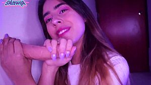 Amaterska latinska tinejdžerka drka i uživa u dubokom grlu sa velikom igračkom