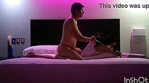 Cogida si užívá velký orální sex od svého milence v hotelovém pokoji