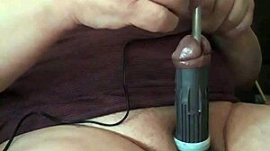 تجربة BDSM مؤلمة مع تعذيب القضيب والكرات والقيود