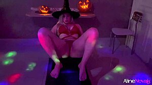 Amatorska taśma erotyczna młodej wiedźmy, która jeździ na dużym kutasie w Halloween