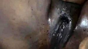 Amatérský černý pár si užívá kouření velkého penisu a lízání kundiček