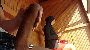Musliminainen vaimo saa yllätyksen, kun hänet napataan masturboimasta julkisella paikalla