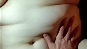 Amatérsky pár natáča samých seba, ako sa masturbujú s bujnou dievčinou
