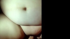 Un couple amateur se filme en train de se masturber avec une fille grasse