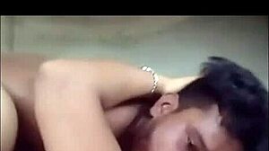 Сексуальная индийская леди и ее любовник в страстном любовном видео