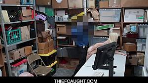 גנב צעיר נתפס בפעולתו של התגנבות לחנות וסקס עם לקוח
