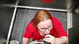 Amatör rödhårig MILF ger en avsugning i hissen