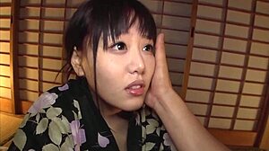 Японската съпруга става непослушна пред камера с пръстите и играчките си