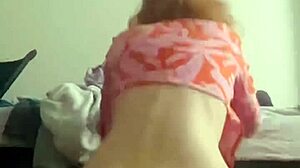 Teini tyttö kiusaa pienellä dildolla kotitekoisessa videossa