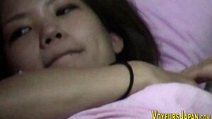 HD-video av japansk tonåring som fingrar sig själv till orgasm