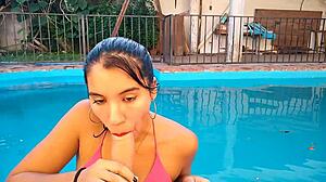 Akcja głębokiego gardła w basenie z prawdziwą parą z Argentyny