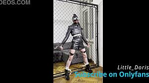 Elektrostimulation und Handschellen in einem BDSM-Sklavenvideo
