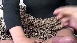 Reife Latina Stiefmutter leckt einen großen Schwanz in einem versteckten Cam-Video