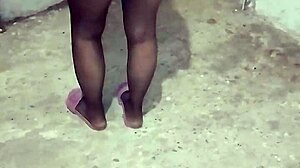 Una chica turca se pone traviesa con sus pies en un video casero