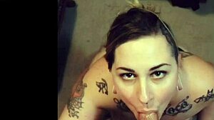 Tetovált csaj Ash VonBlack érzéki szopást ad egy nagy fasznak