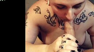 Tetovaná kočka Ash VonBlack dává smyslný orální sex velkému penisu