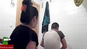 Sexo gay áspero no banheiro: um encontro quente e pegajoso
