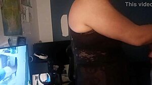 Eine süße Frau posiert und lässt sich in diesem erregenden Video ihre Muschi lecken