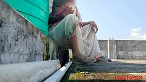 Asiatisk kone får en hardcore doggystyle tæv udendørs
