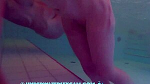 누드 베이브들이 공공 수영장에서 수중 섹스를 즐기고 오르가즘을 경험합니다