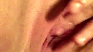 Chlap s veľkým zadkom sa namočí v sólovom masturbácii videu