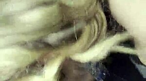 Blondina amatoare își umple gura cu spermă