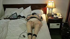 Bunicuțe amatoare se joacă cu electro BDSM, cu legături și sâni