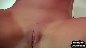 Kadınların göğüslerinin yakın çekimi ve penislerinin mastürbasyon yapması