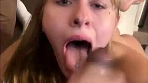 Een blonde vrouw krijgt een enorme zwarte lul in haar keel