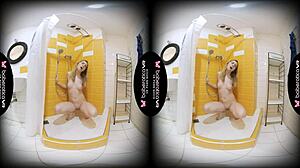 Sarışın bebek VR banyoda mastürbasyon yapıyor