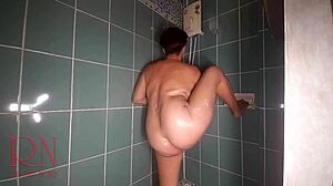 아름다운 라틴 여성이 공공 샤워에서 나쁜 짓을 하는 것을 지켜보세요. 이 파트 1 비디오