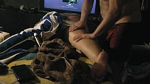 Аматьорска съпруга се наслаждава на масаж за рожден ден на нова маса за масаж